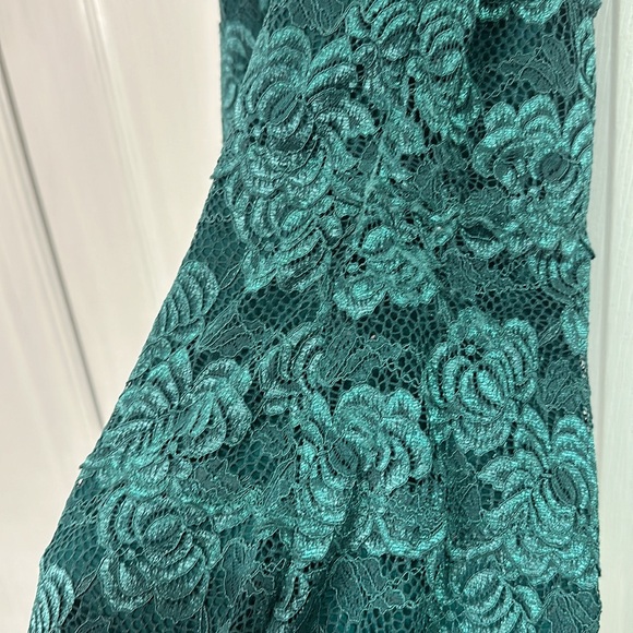 Guess Lace Peek-a-Boo Dress in Emerald Green size Medium - Picture 4 of 4